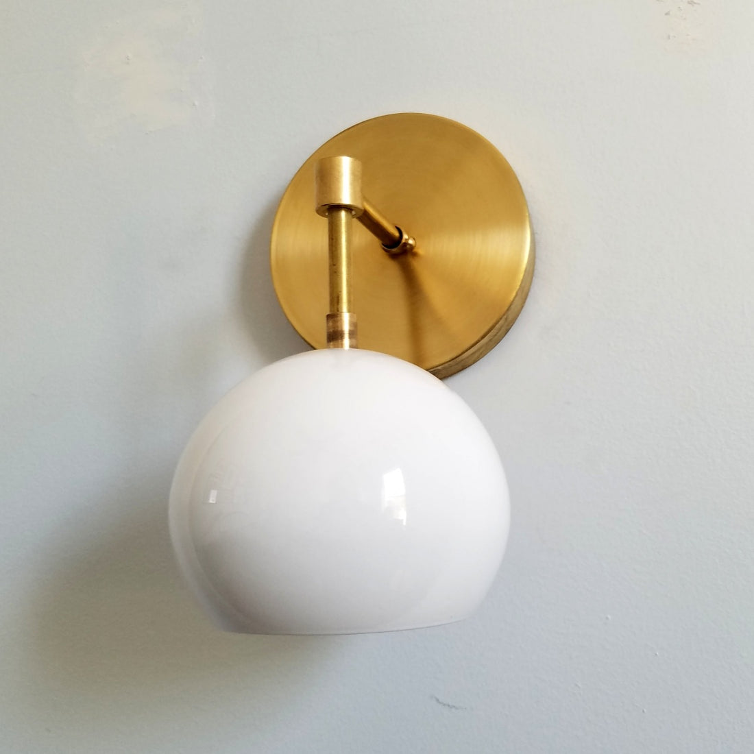 Mid-Century Stylish Metal Finish Wall Sconce