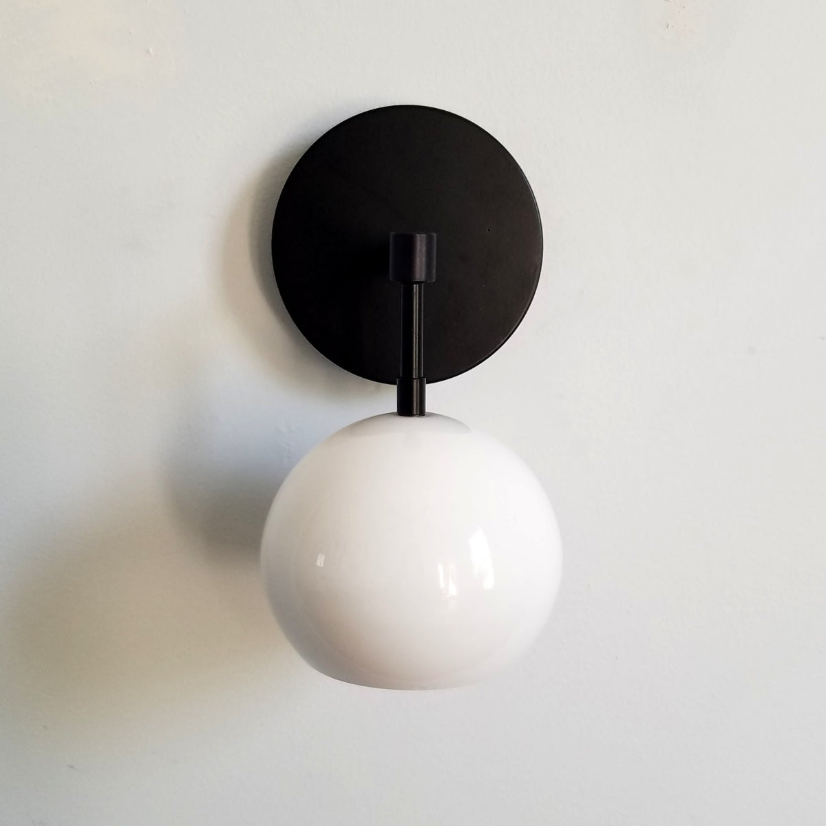 Mid-Century Stylish Metal Finish Wall Sconce