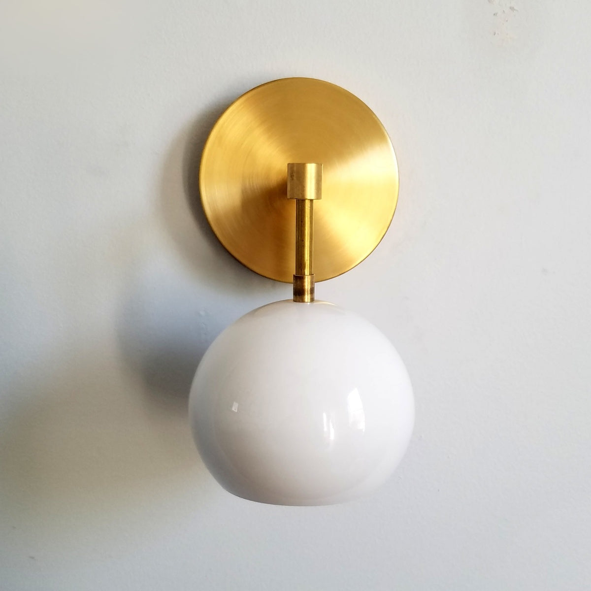 Mid-Century Stylish Metal Finish Wall Sconce