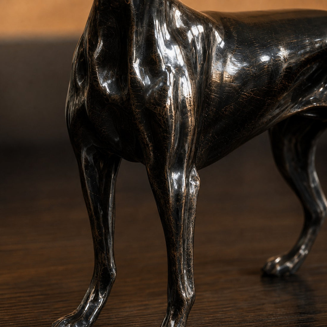Floxo standing dog sculpture body detail