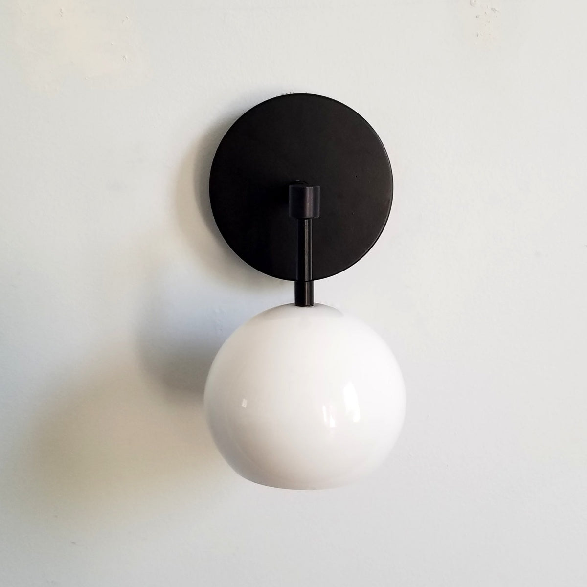 Mid-Century Stylish Metal Finish Wall Sconce