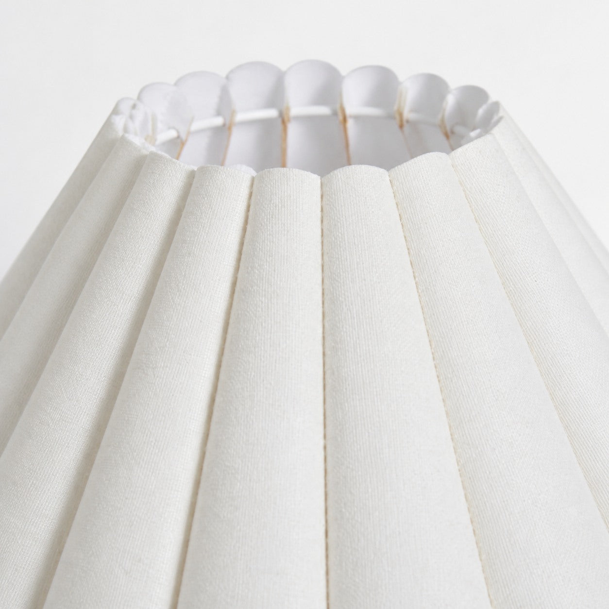 Ruffmeto Decorative Table Lamp — Round Ceramic Base with Pleated Fabric Shade for Cozy Spaces