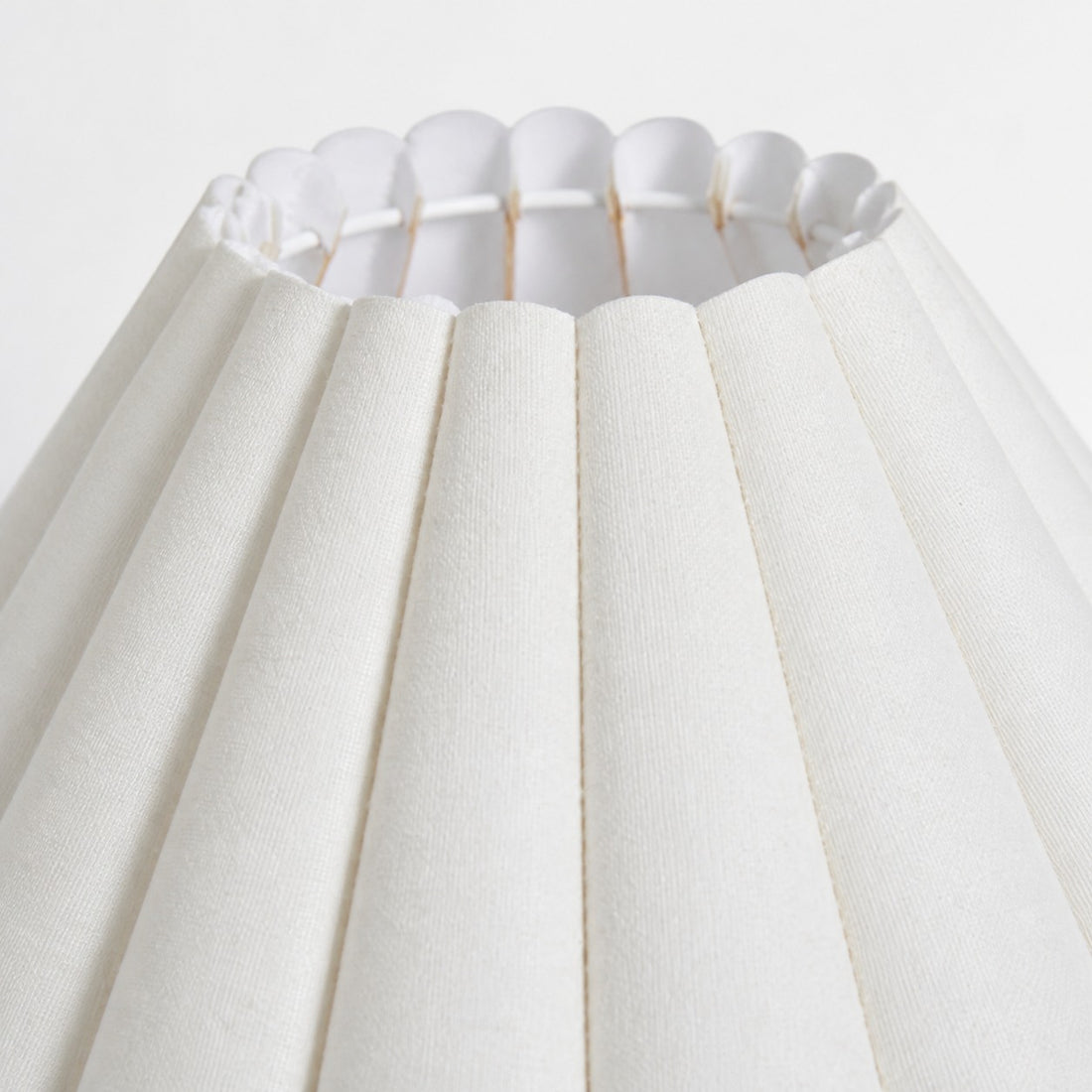 Ruffmeto Decorative Table Lamp — Round Ceramic Base with Pleated Fabric Shade for Cozy Spaces