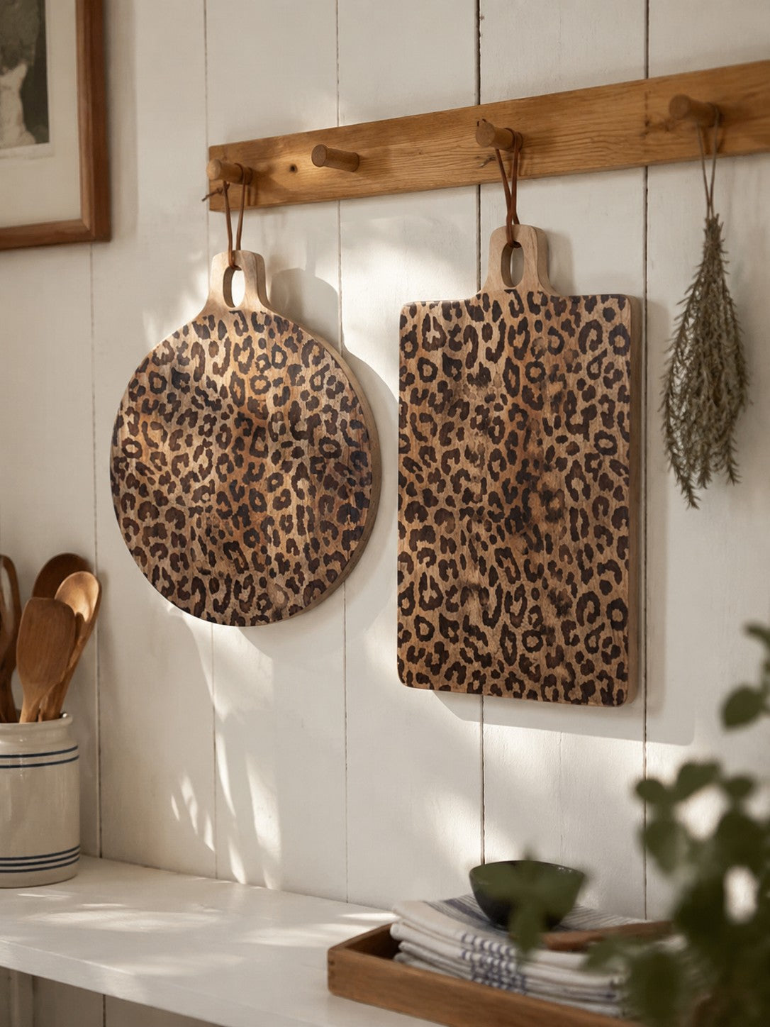 Leopard Solid Sapele Wood Board - Functional Dining Accessory for Kitchen island