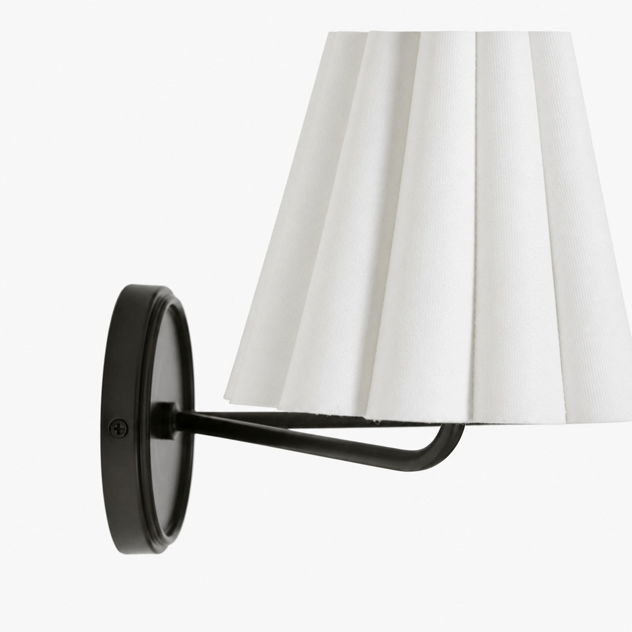 Ruffmeto Fabric Wall Sconce – Featuring Pleated Detailing on a Sculptural Metal Frame for Study or Hallway