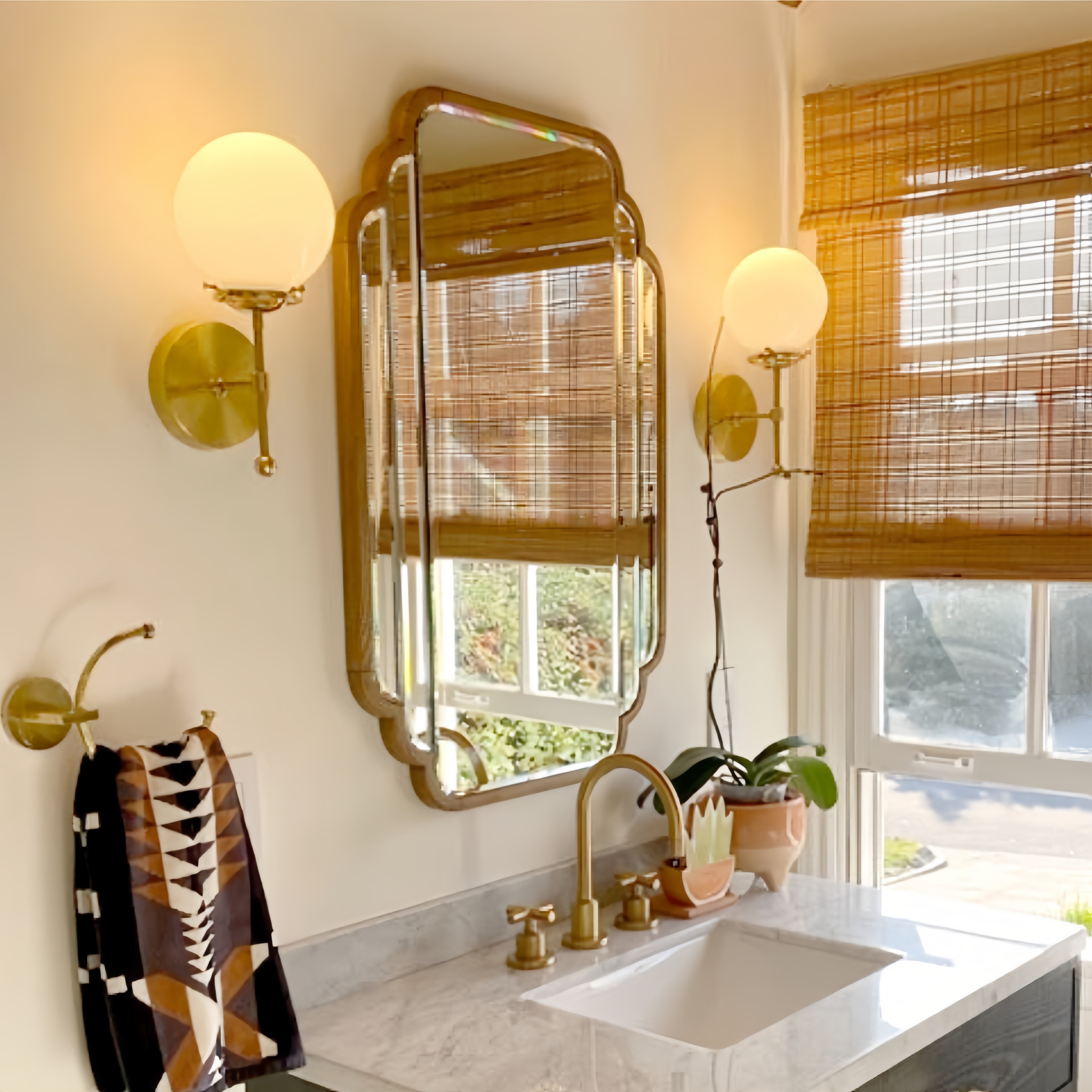 Modern Metal Globe Wall Light - Illuminate Your Space