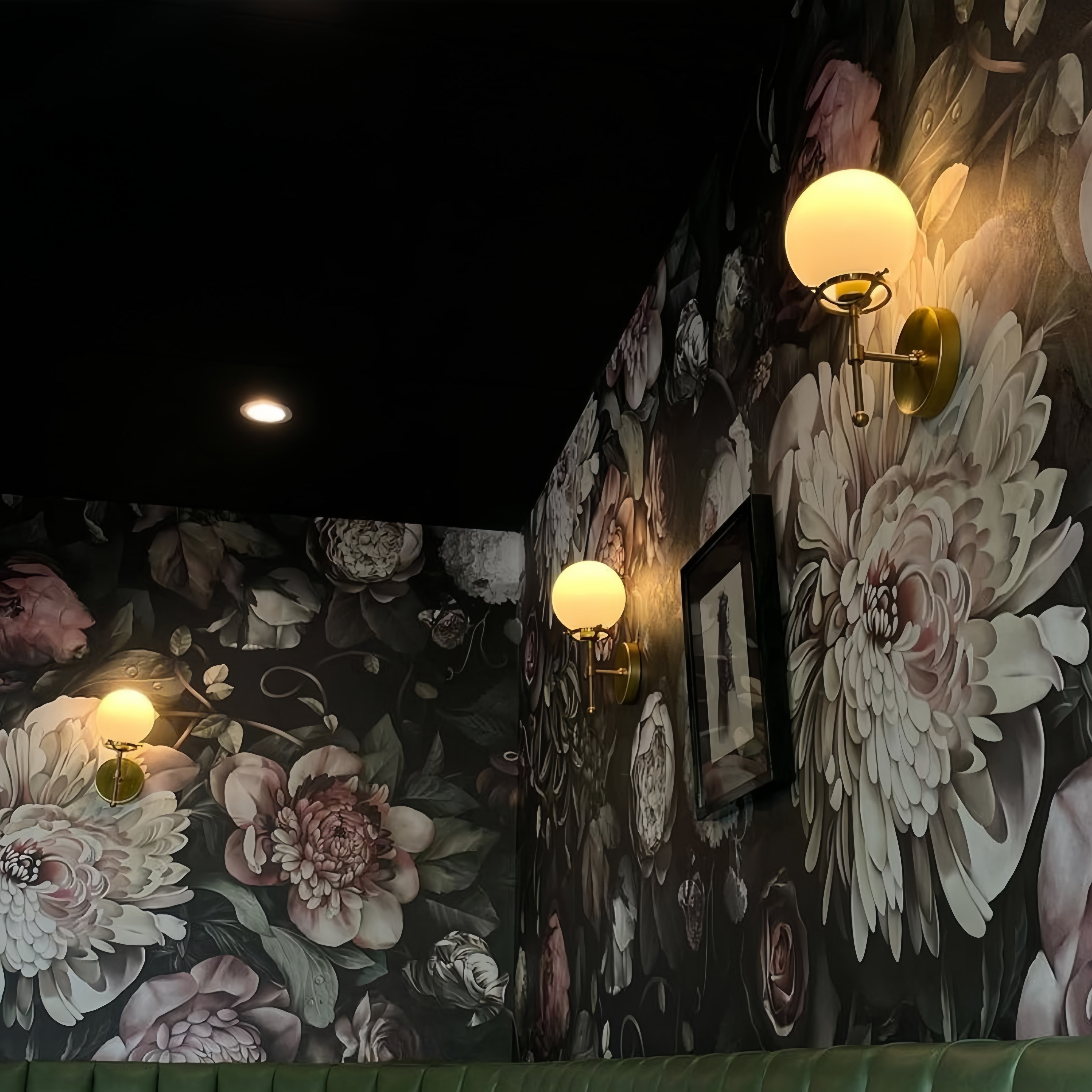 Modern Metal Globe Wall Light - Illuminate Your Space