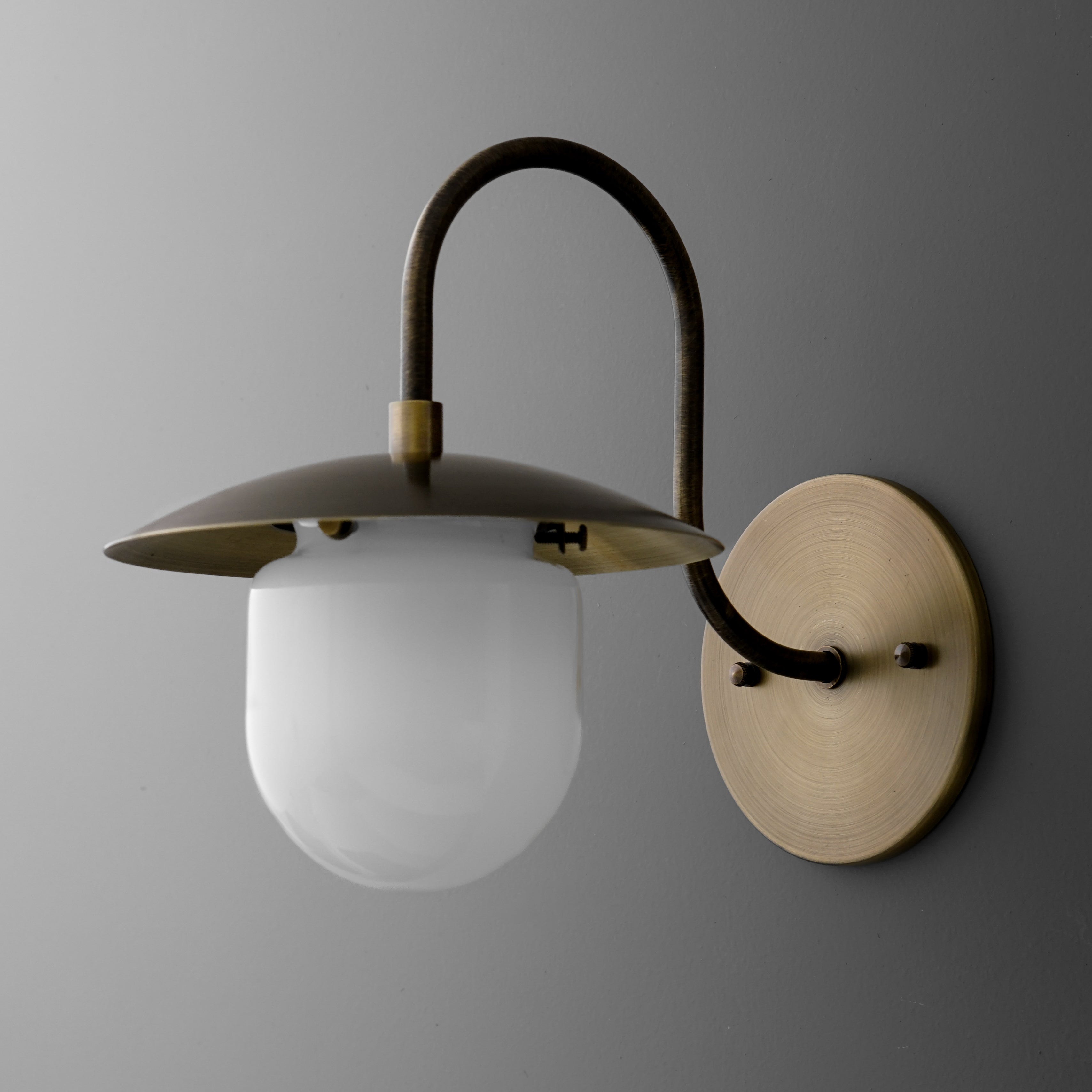 Curva Metal Arched Brass Wall Sconce - Elegant Metal Light for Modern Interiors