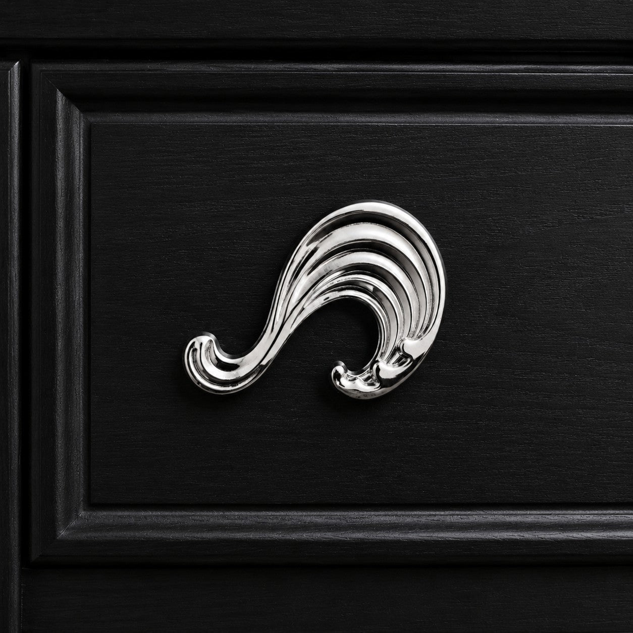 Totem wave cabinet handle in chrome