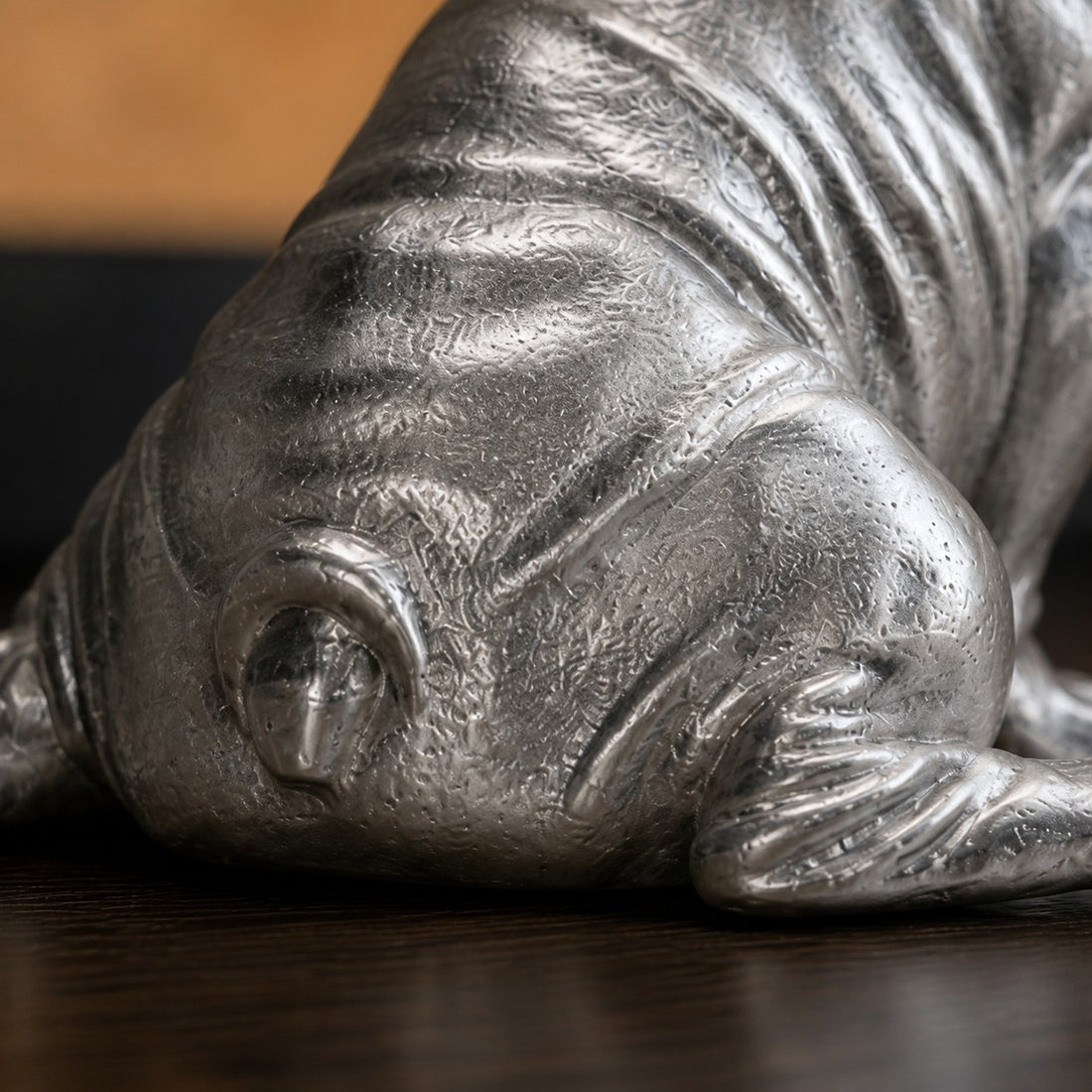 Floxo white copper bulldog body detail