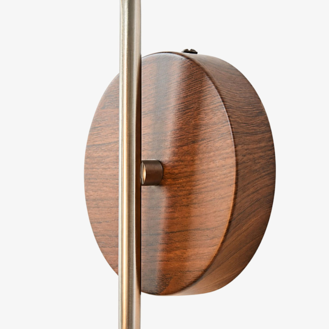 Round wood-look wall plate detail