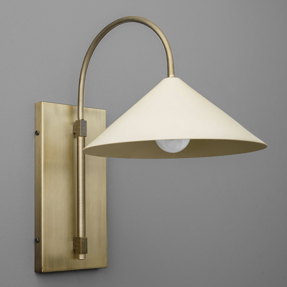 Conique Metal Minimalist Wall Sconce - Sculptural Brass Arch Light for Modern Interiors