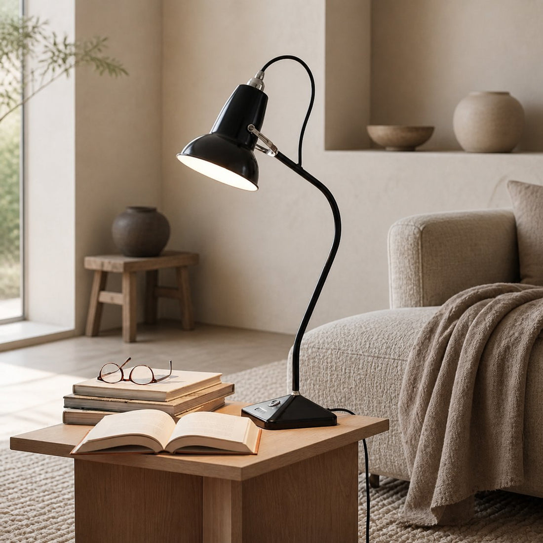 Modryx Mini Table Lamp – Pyramid Base Classic Heritage Design for Home