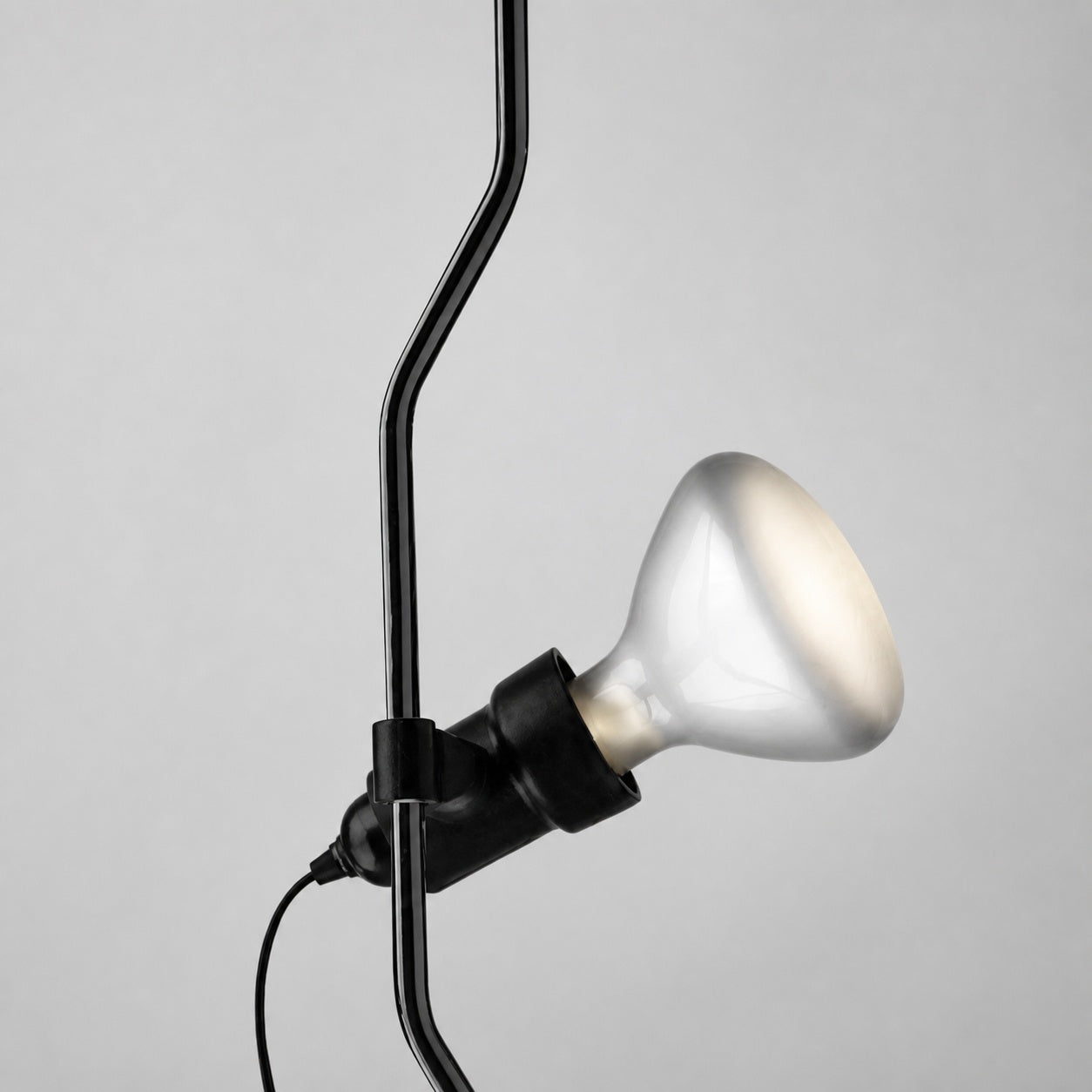 Fluxo Adjustable Multi Head Ceiling Lamp – Minimalist Linear Floor Lamp for Living Room or Dining Area N37