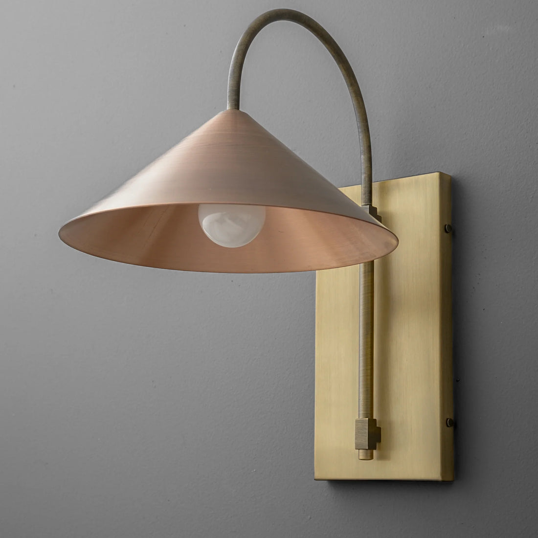 Conique Metal Minimalist Wall Sconce - Sculptural Brass Arch Light for Modern Interiors
