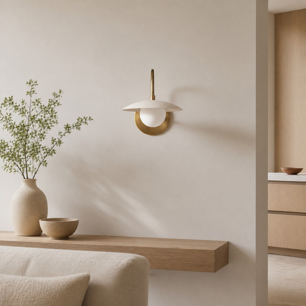 Curva Metal Arched Brass Wall Sconce - Elegant Metal Light for Modern Interiors