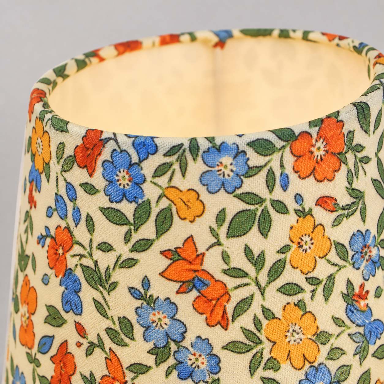 Petalyra Floral Accent Table Lamp - Sculpted Decorative Form Ambient Lighting for Home Use