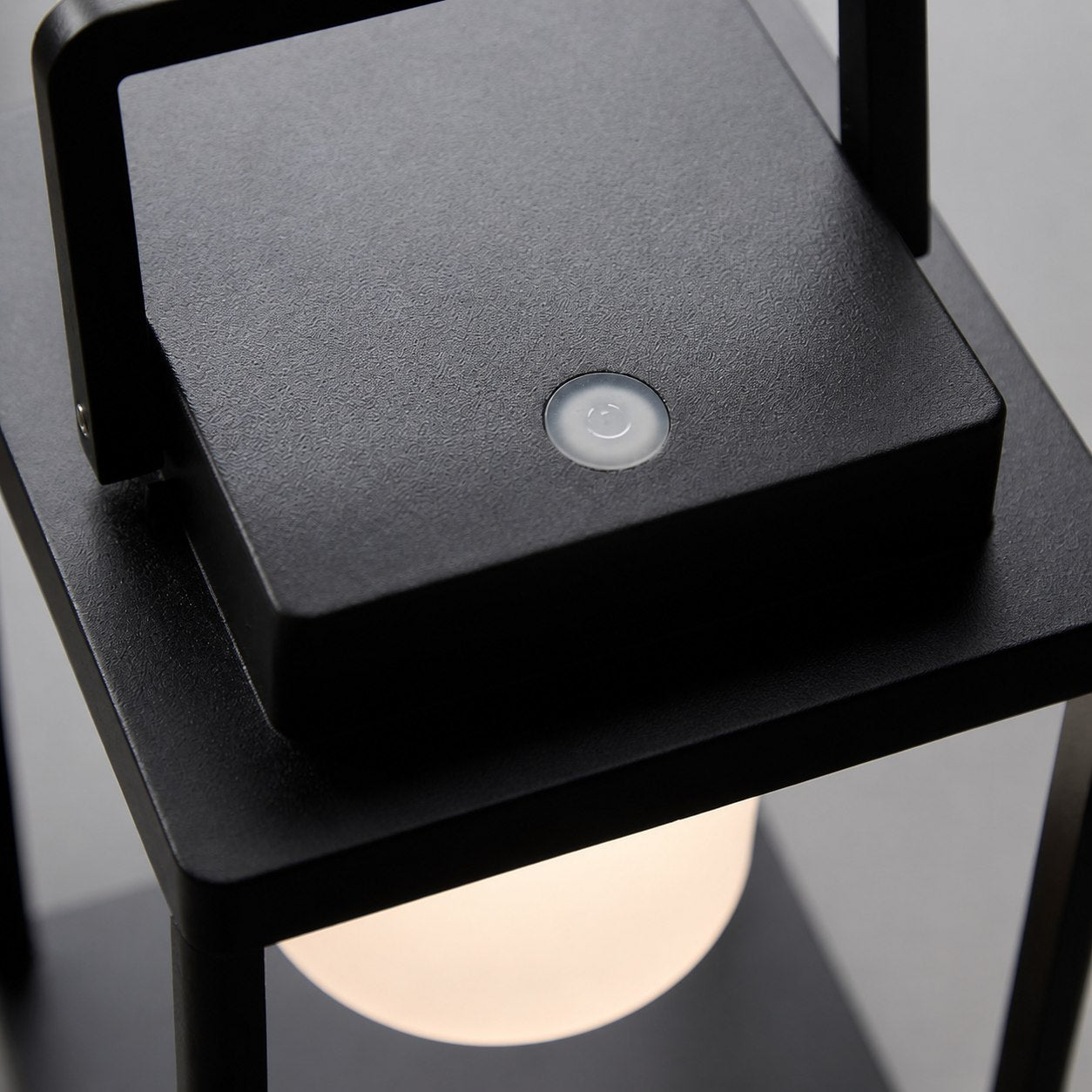 Veltor Portable Rechargeable Table Lamp – Modern Metal for Outdoor