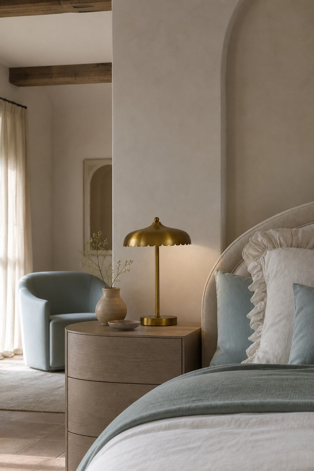 Rayla Scallop Task Lamp – Retro Task Lighting with Style