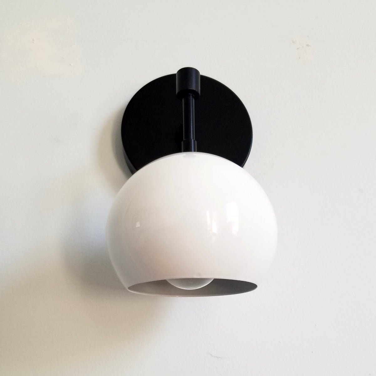 Mid-Century Stylish Metal Finish Wall Sconce