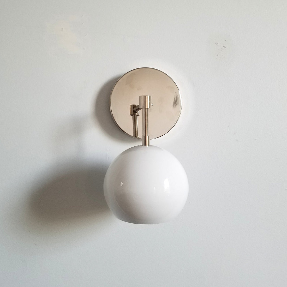 Mid-Century Stylish Metal Finish Wall Sconce