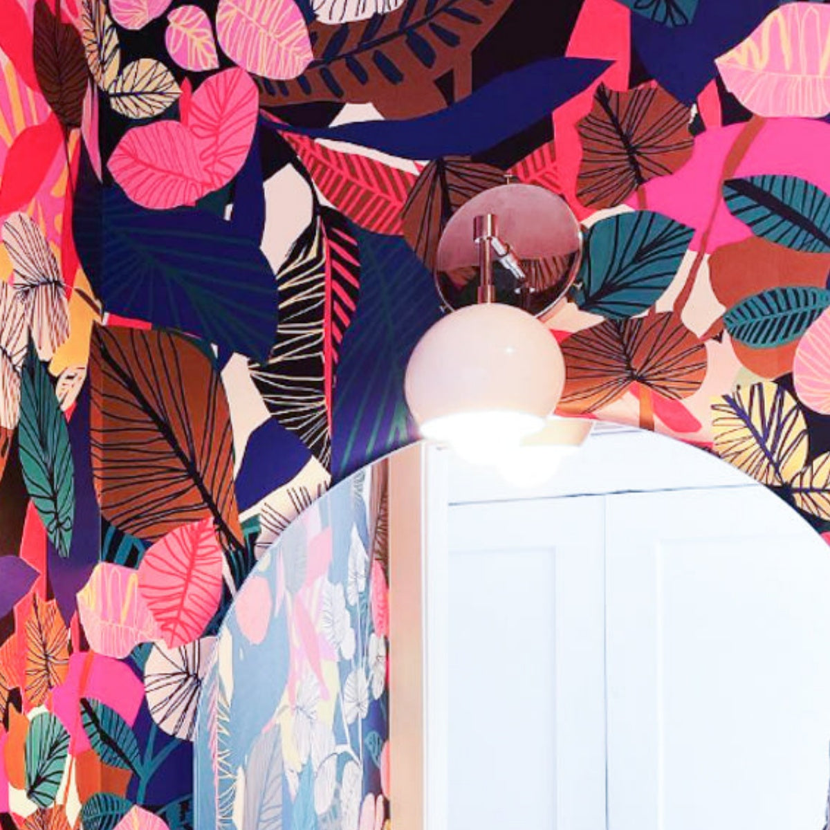 Mid-Century Stylish Metal Finish Wall Sconce