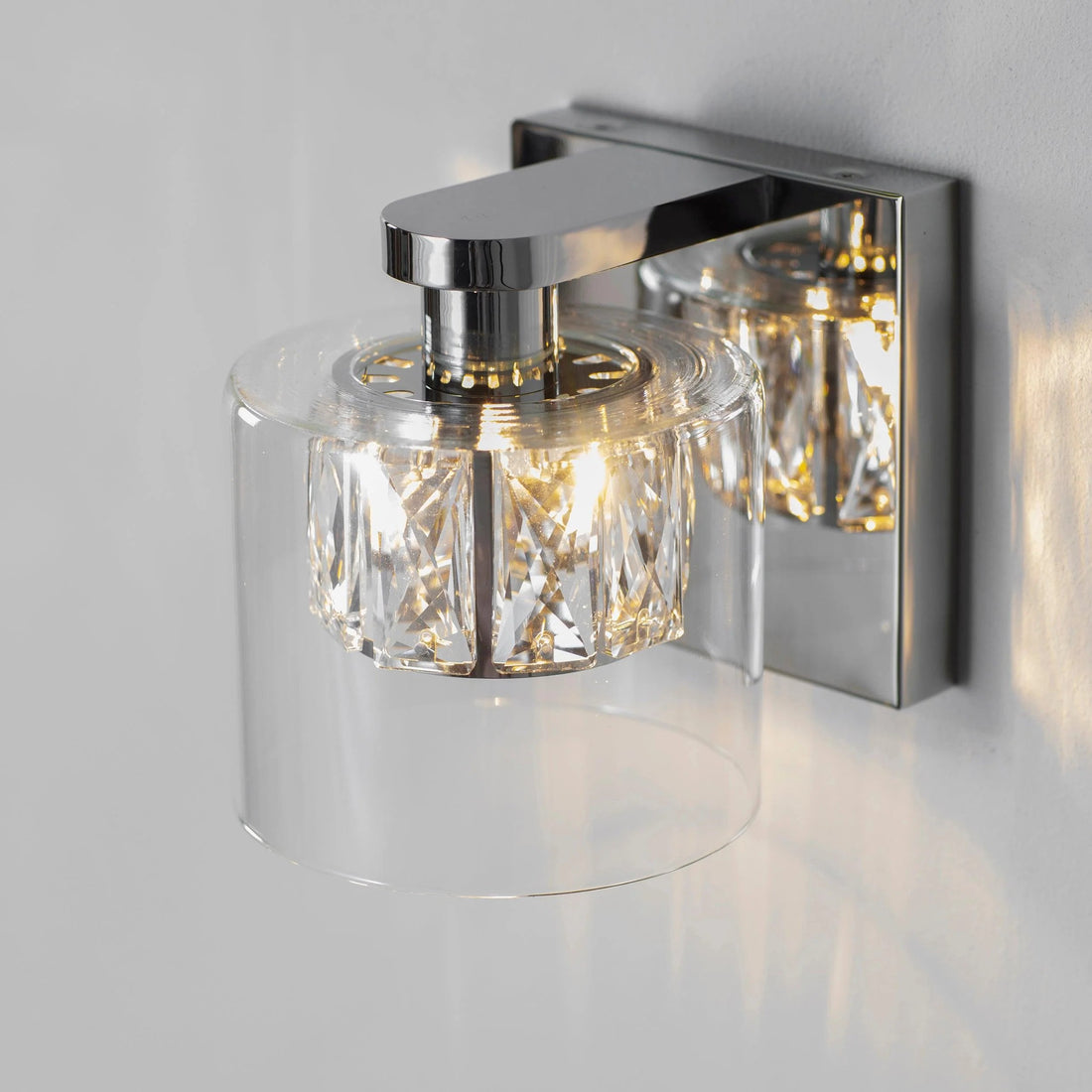 Glomara Sculpted Metal Wall Lamp – Transitional Sconce Ambient Lighting for Bedrooms and Entryways