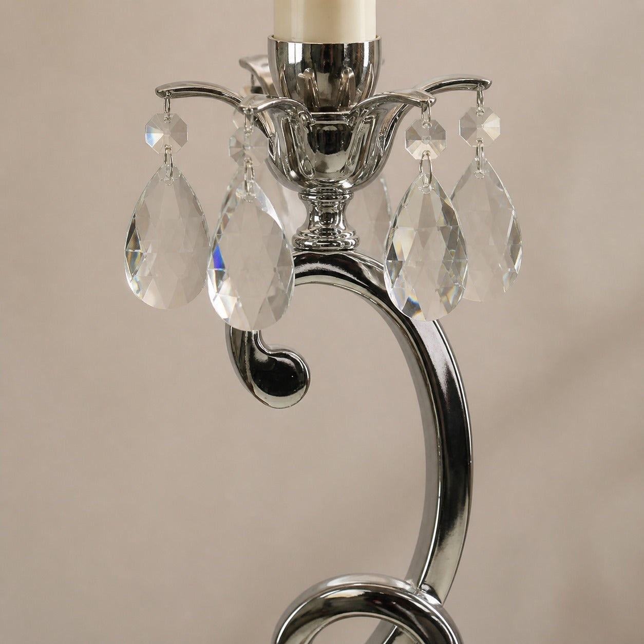 Talonis Decorative Crystal Table Lamp – Curved Metal Style for Home Interiors