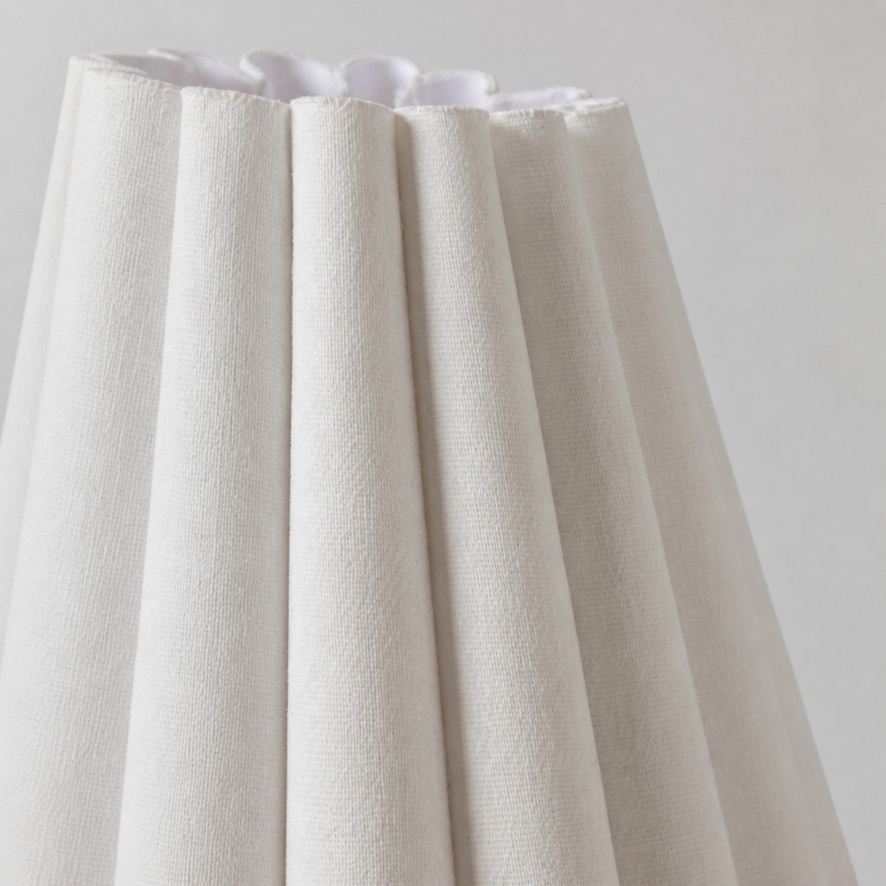 Ruffmeto Fabric Wall Sconce – Featuring Pleated Detailing on a Sculptural Metal Frame for Study or Hallway