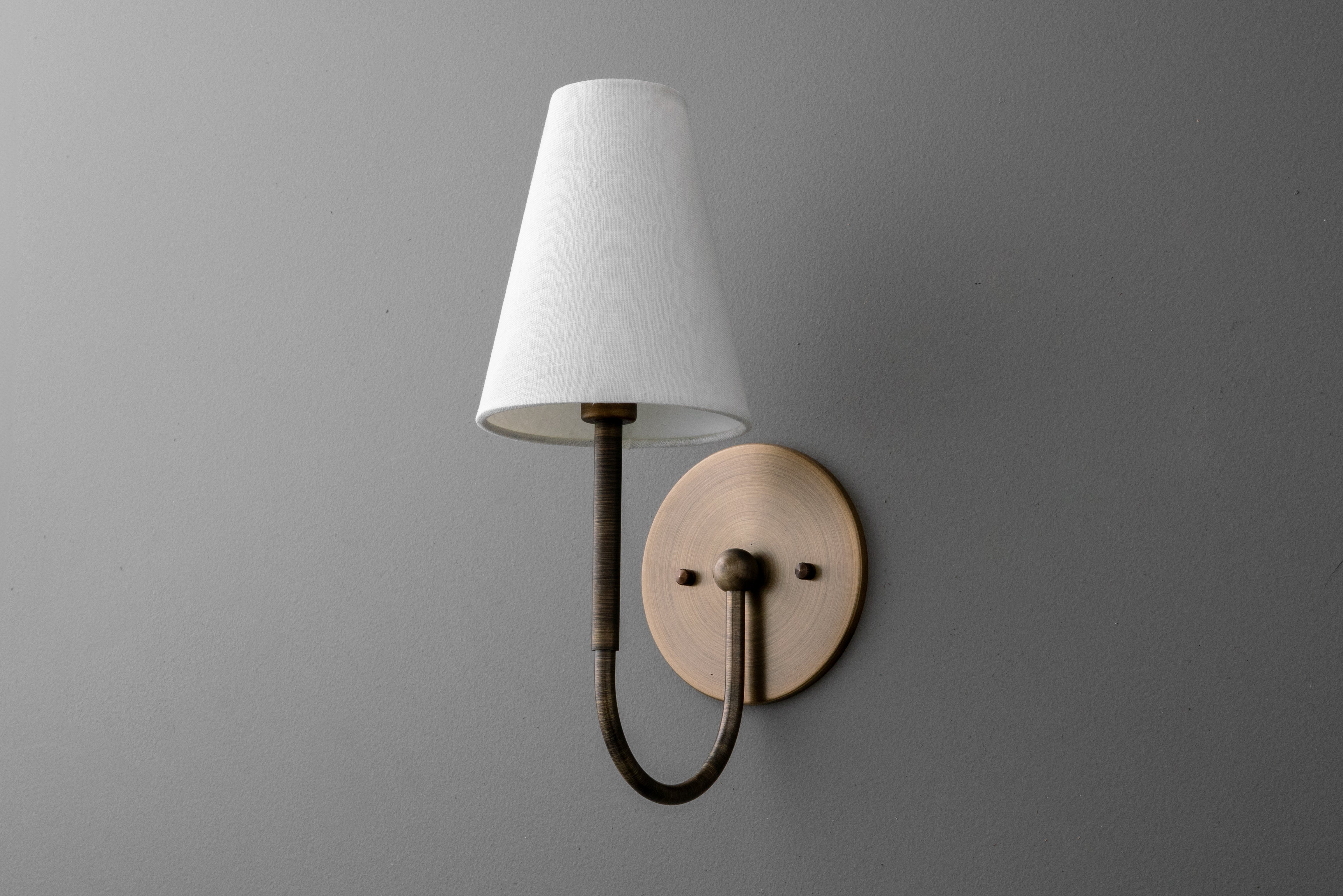 Curva Metal Collection Traditional Wall Light - Brass Finish with Shade