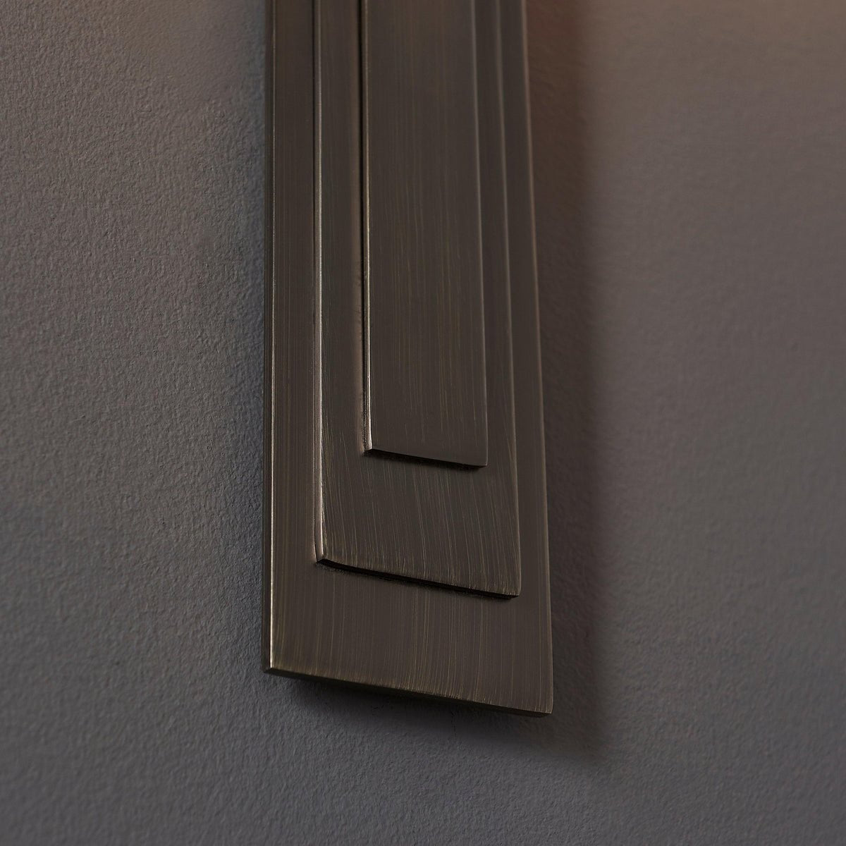Linexis Vintage-Inspired Wall Sconce with Sculpted Arm Design – Modern Art Deco Style for Hallways & Bedrooms