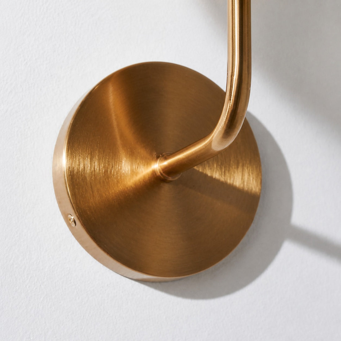 Modo Sculpted Glass Wall Sconce – Modern Diffused-Light Lamp for Entryways
