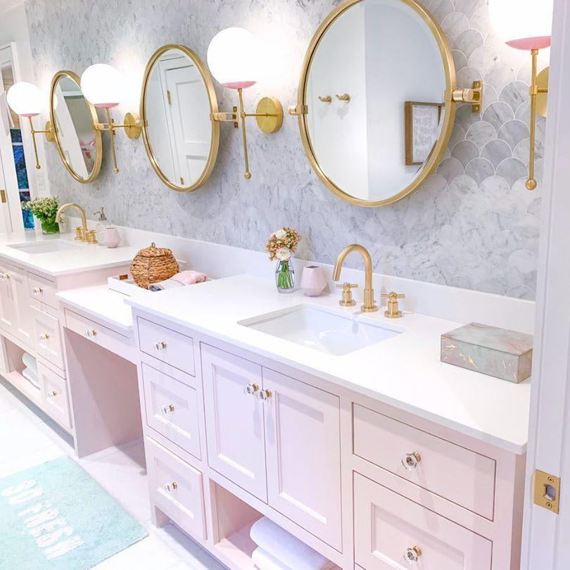 Modern Adjustable Wall Sconce - Brass & Glass Accent for Home Lighting