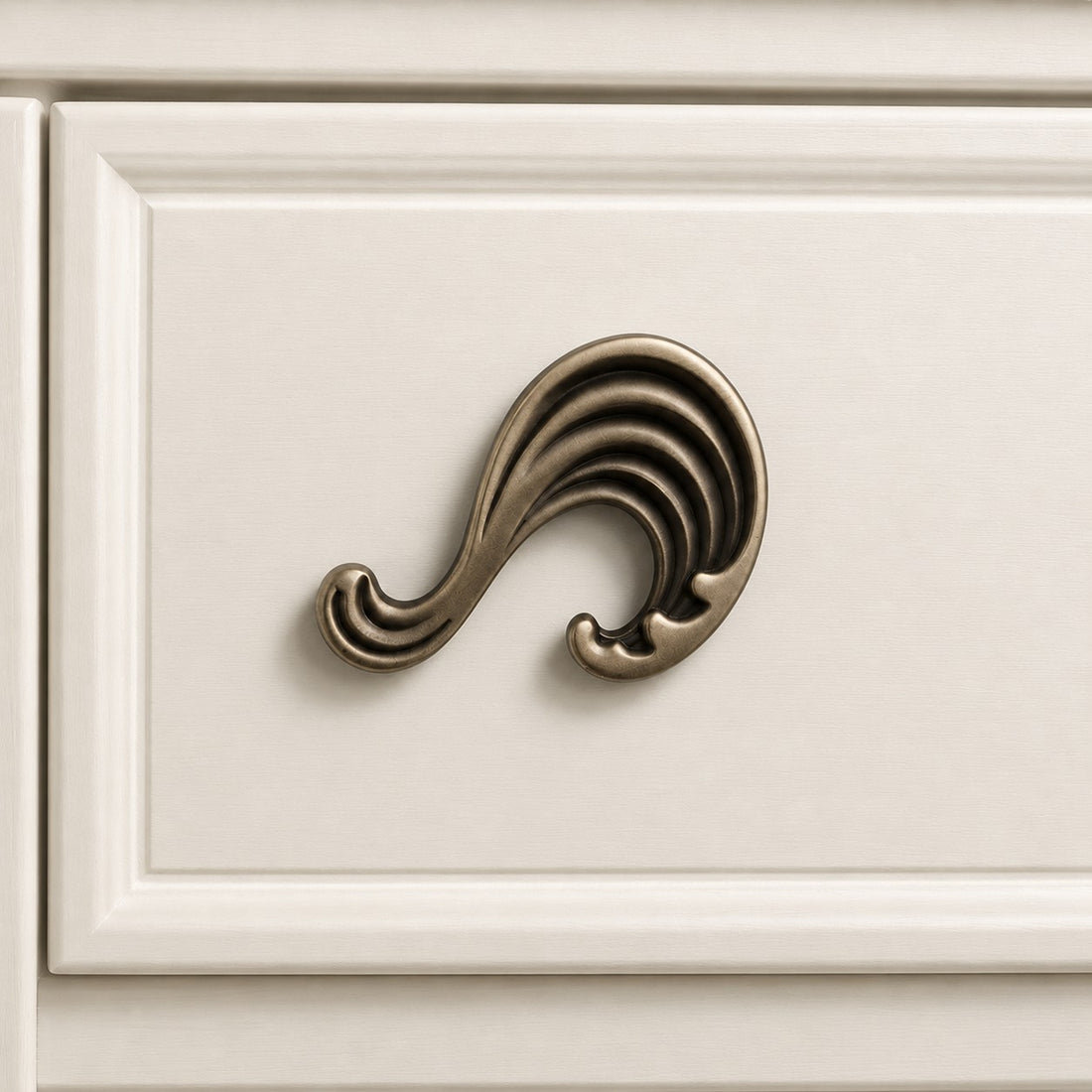 Totem wave cabinet handle in antique brass
