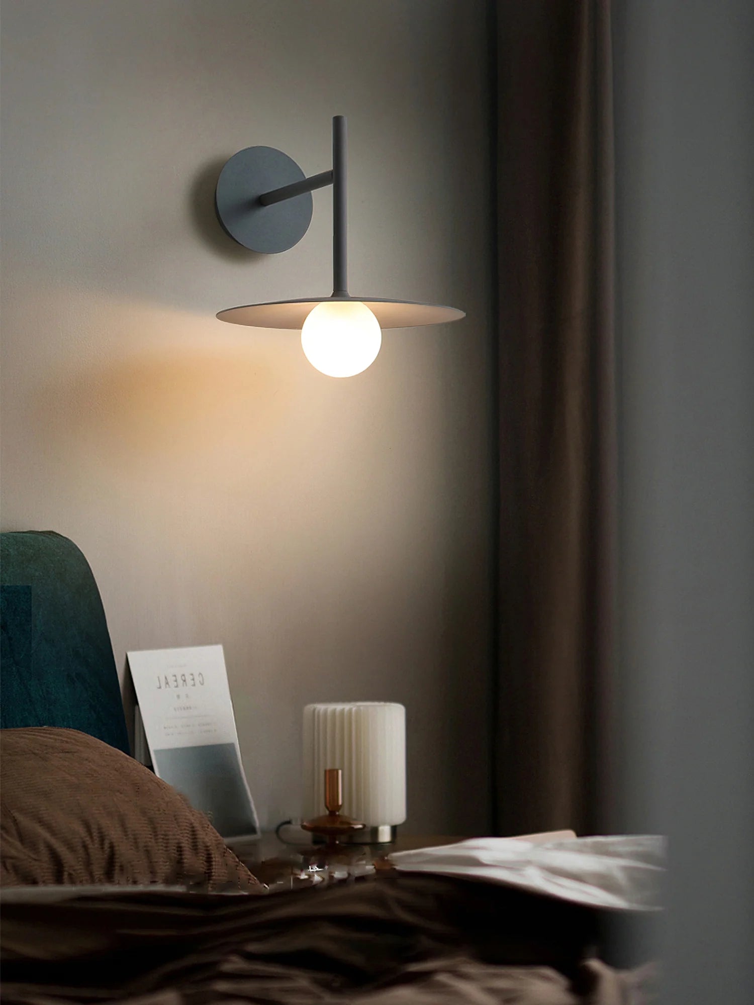 Vintage Top Hat Design Wall Scone