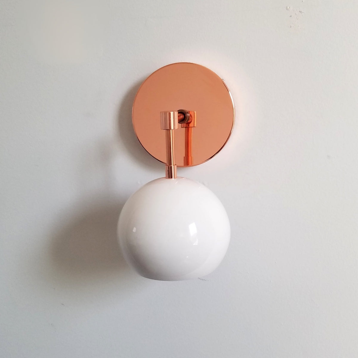 Mid-Century Stylish Metal Finish Wall Sconce