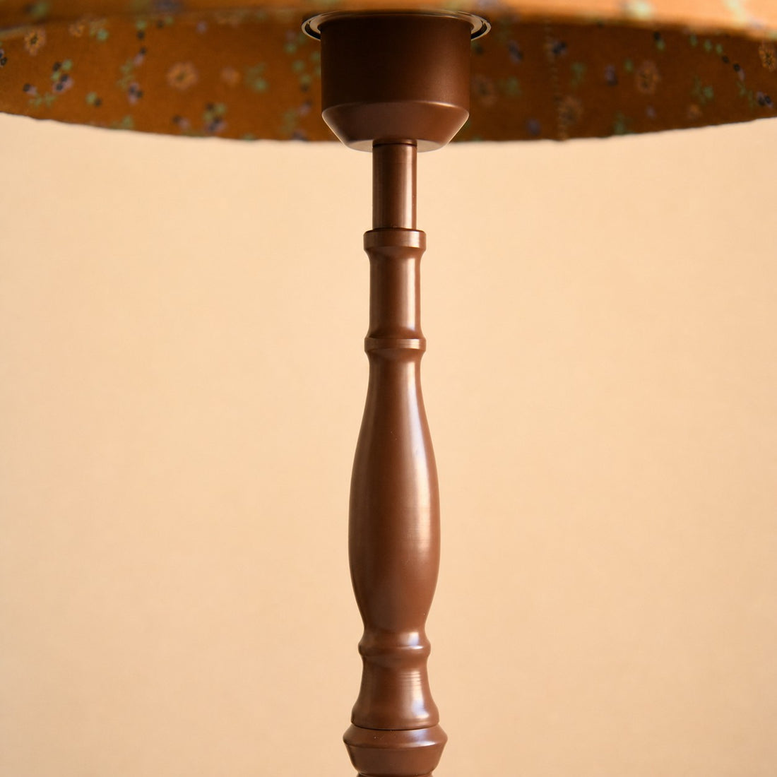 Table lamp upper stem and shade support detail