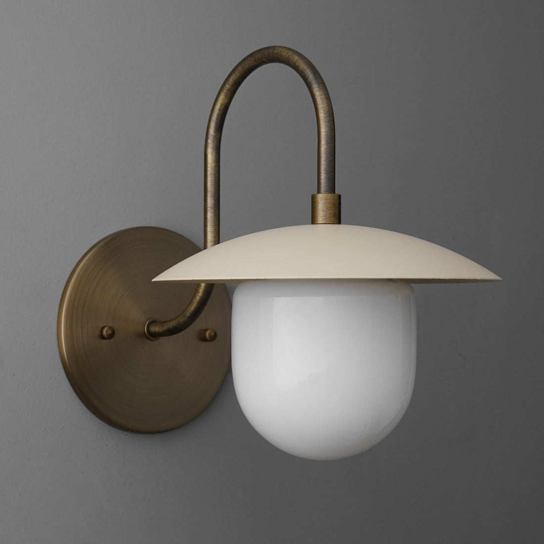Curva Metal Arched Brass Wall Sconce - Elegant Metal Light for Modern Interiors