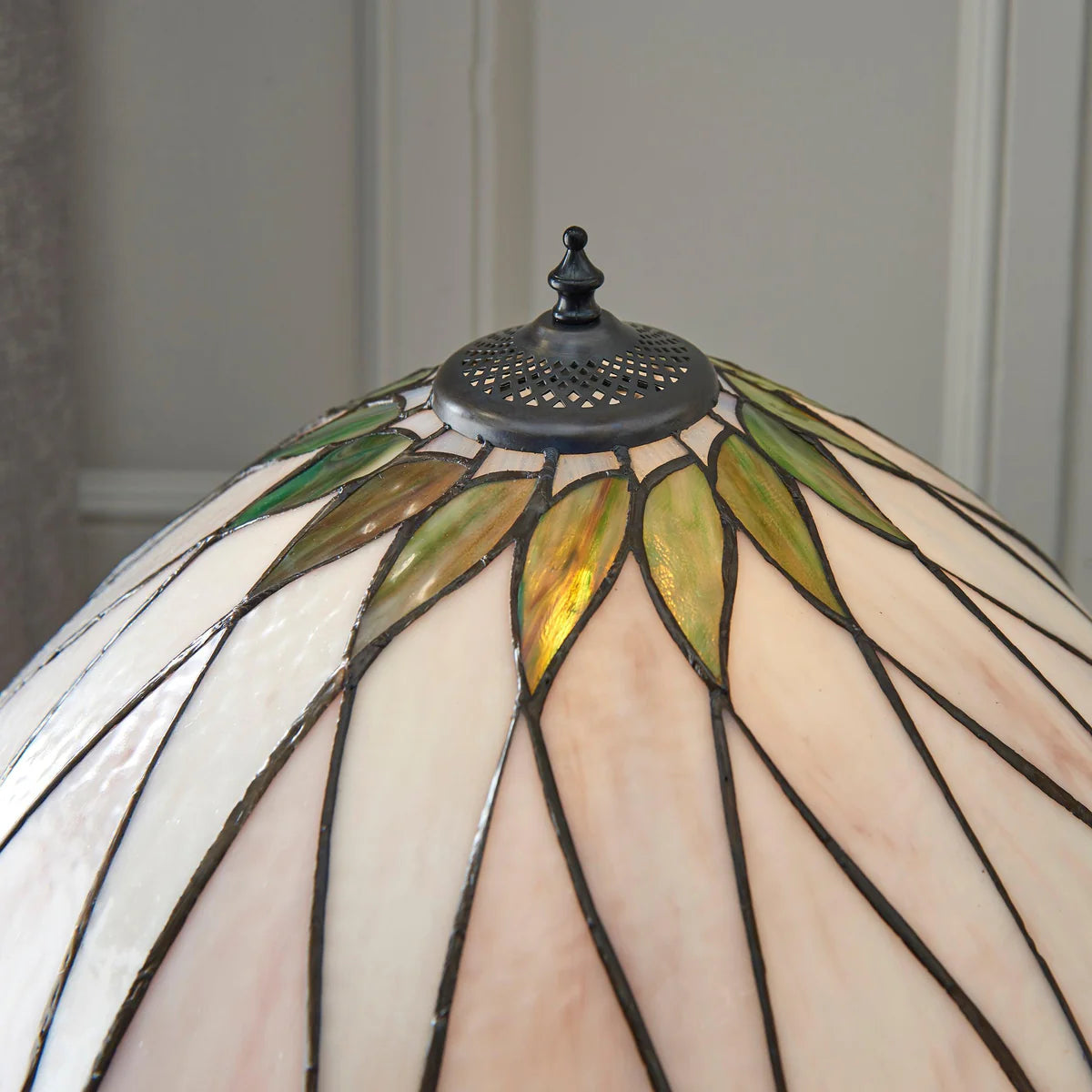 TF Hutchinson Art-Glass Tiffany Style Table Lamp – Handcrafted Design for Home and Office