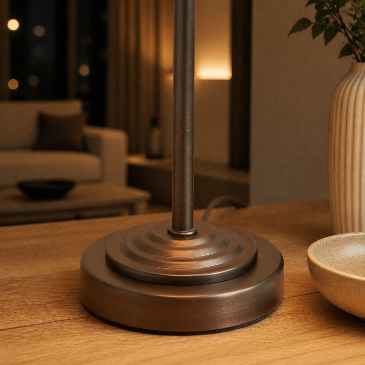 Bronzuno Textured Fabric Desk Lamp – Modern Metal Base Lighting for Offices or Lounges