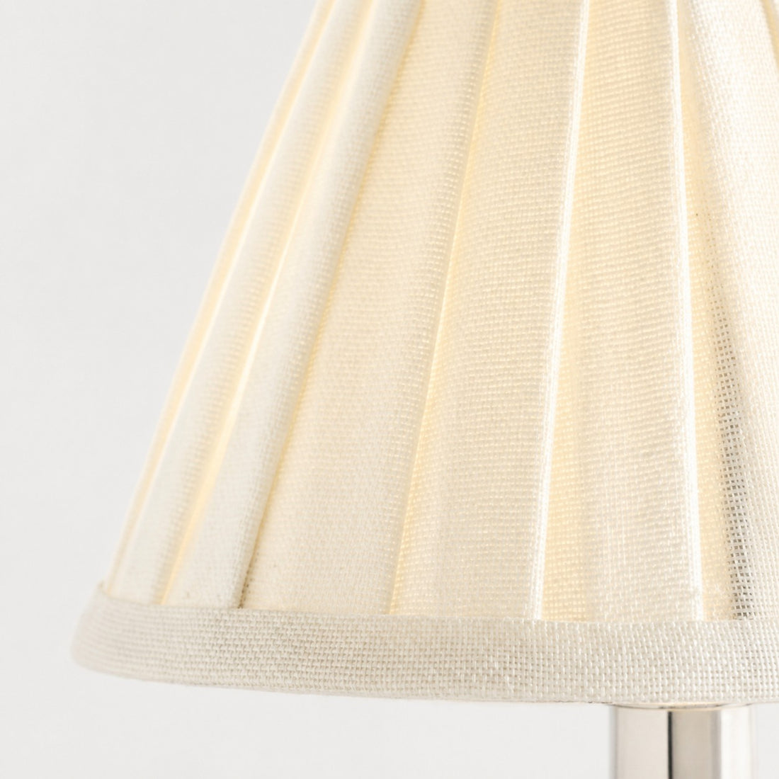 Trova Wireless Table Lamp with Sculptural Silhouette - Modern Portable Lighting for Living Rooms and Bedrooms