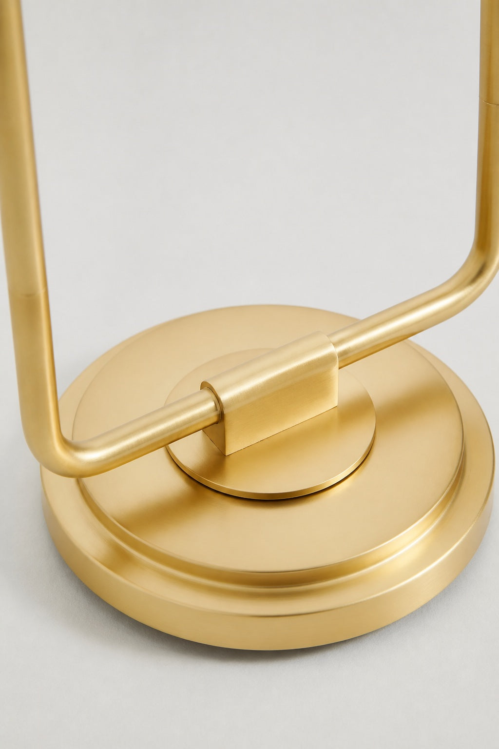 Capirise Gold Scalloped Shade Floor Lamp - Contemporary Metal Lighting for Bedroom