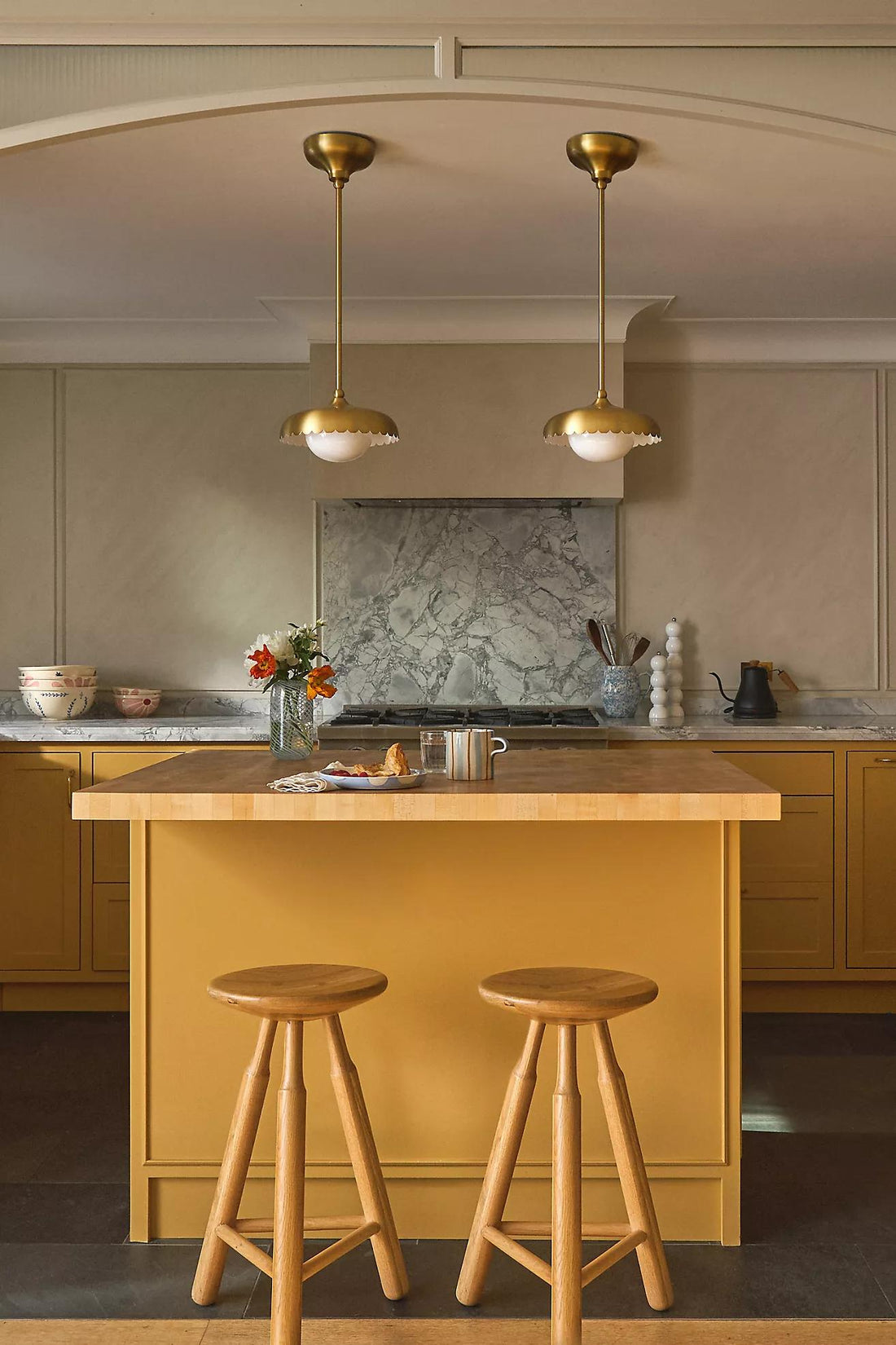 Rayla Scallop Pendant Light – Brass Finish Retro Ceiling Lamp for Dining & Kitchen