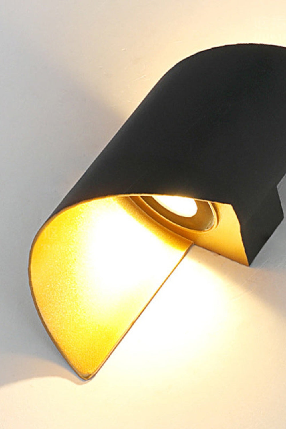 Modern Design Spiral Metal Wall Sconce