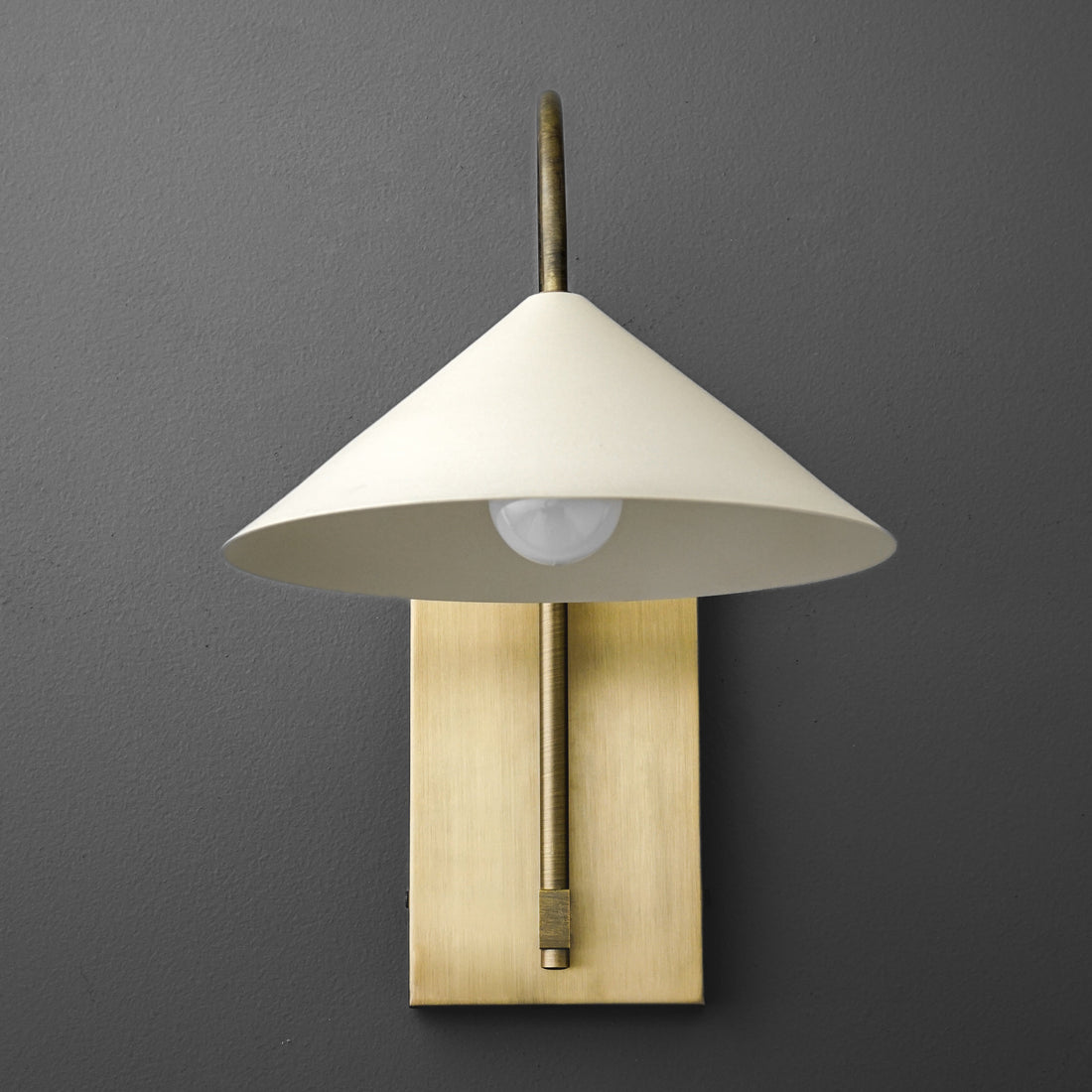 Conique Metal Minimalist Wall Sconce - Sculptural Brass Arch Light for Modern Interiors