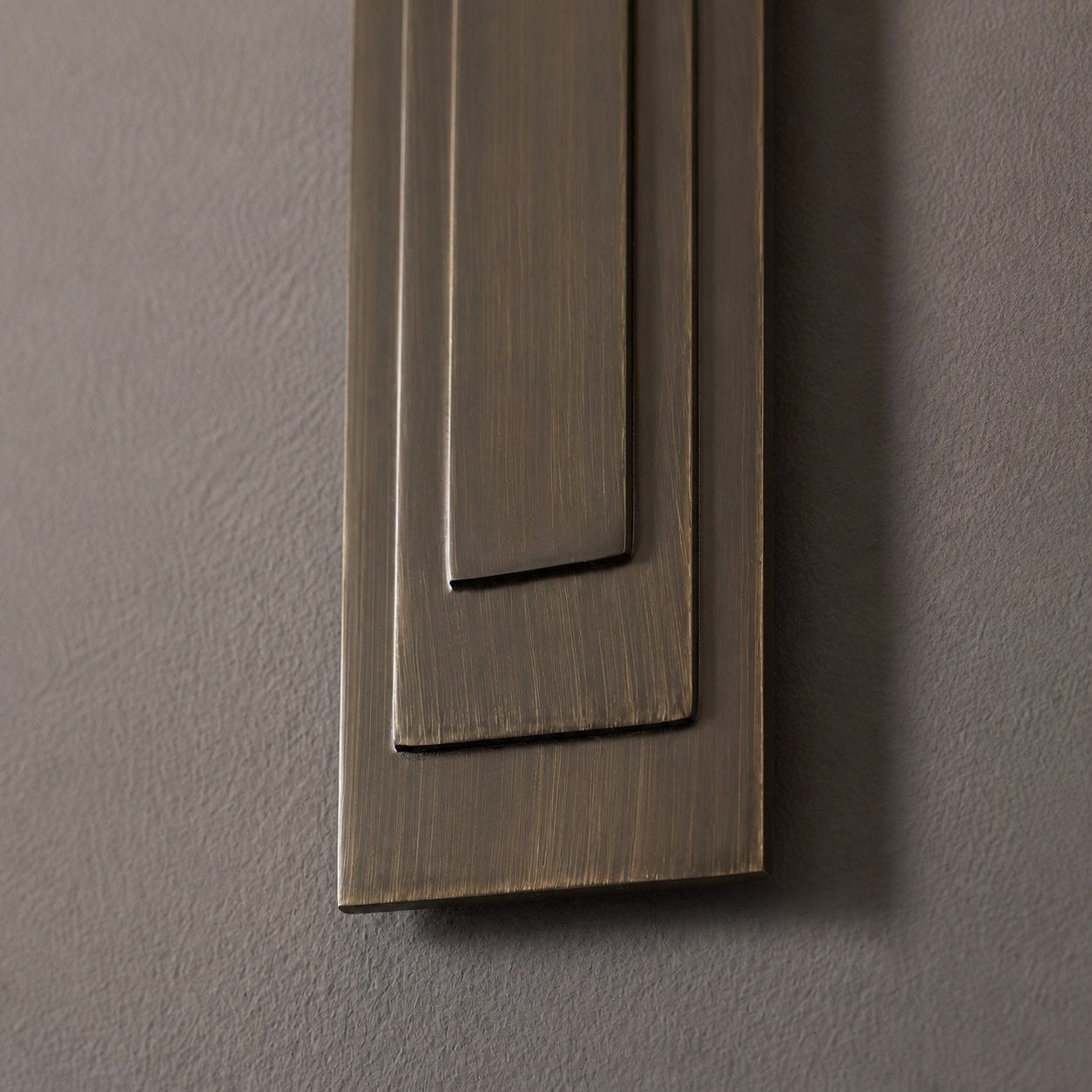 Linexis Vintage-Inspired Wall Sconce with Sculpted Arm Design – Modern Art Deco Style for Hallways & Bedrooms