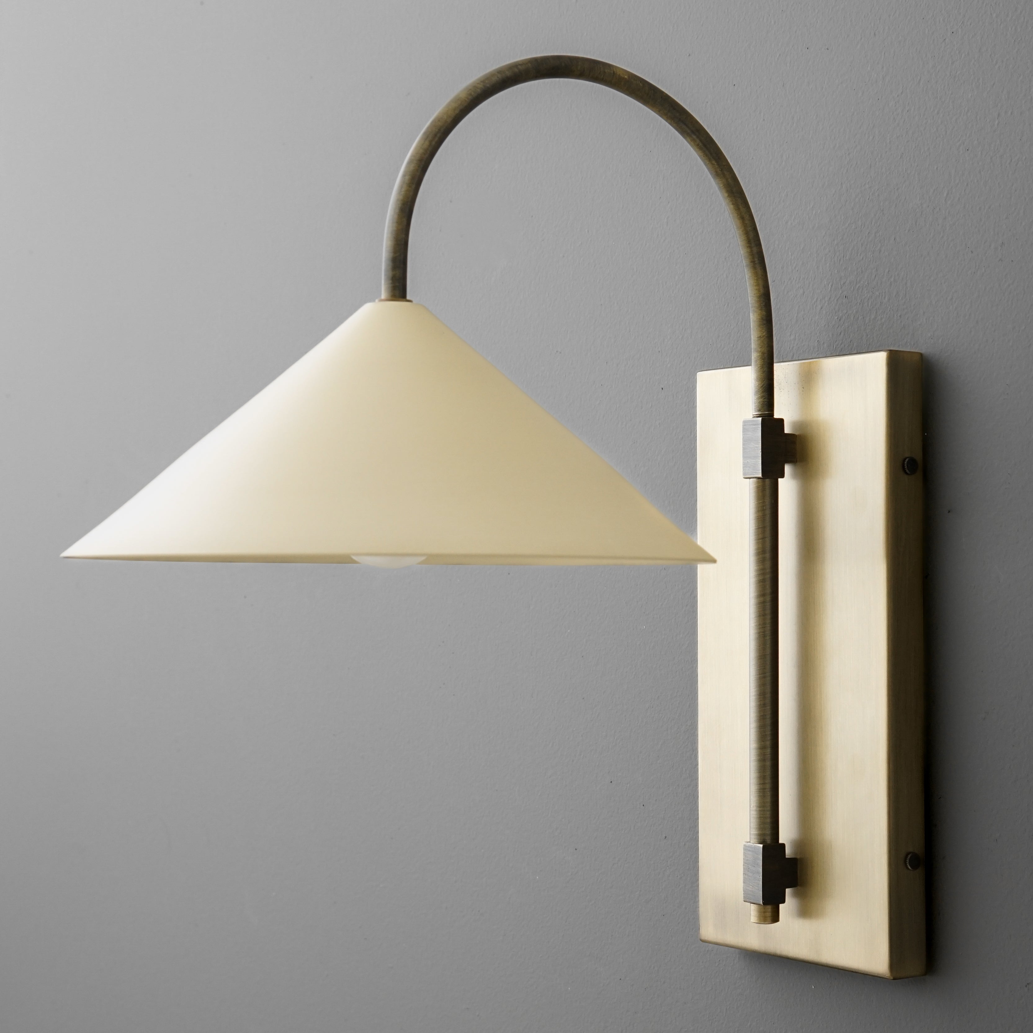Conique Metal Minimalist Wall Sconce - Sculptural Brass Arch Light for Modern Interiors