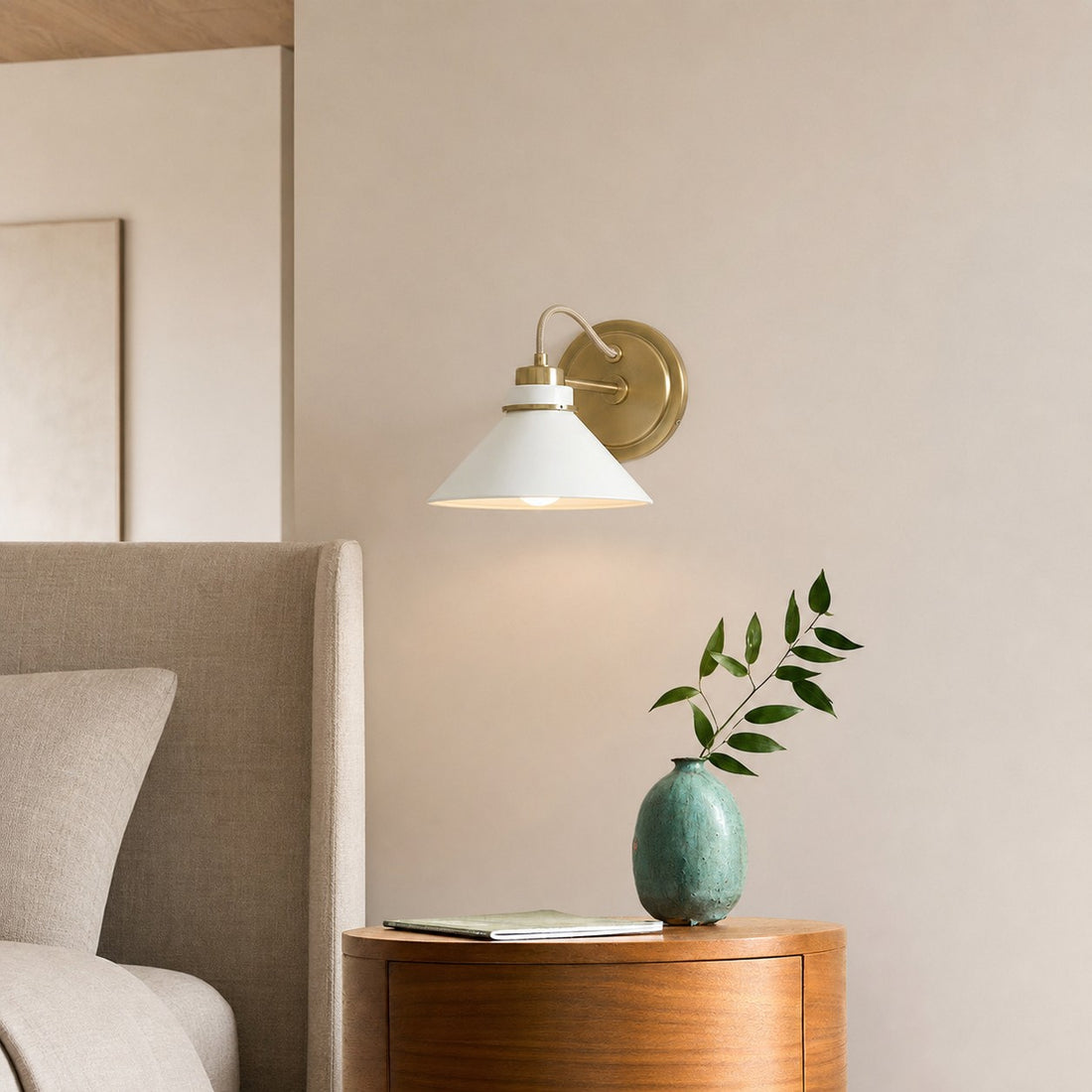 Aurenza Sconce – Farmhouse Wall Light with Metal Accents for Cozy Spaces