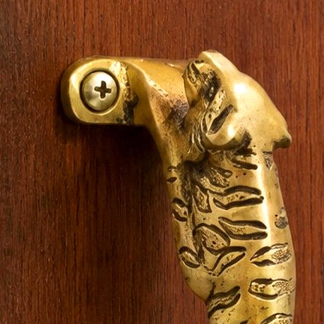 Leopard A brass stripe texture and mounting detail