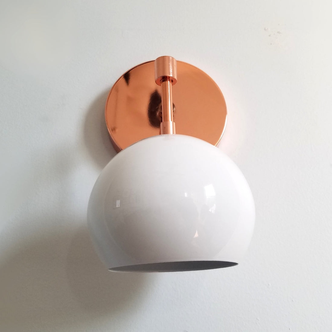 Mid-Century Stylish Metal Finish Wall Sconce